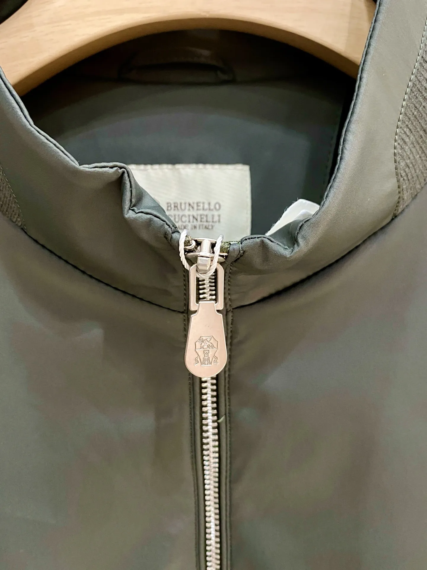 BC Spliced ​​Knit Sleeve Baseball Jacket Style: Classic baseball stand collar short version, H-shaped fitting cut, not tight or bloated. The body of the garment is neat, with knitted ribbed collar, cuffs and hem, and a certain amount of elasticity, allowing for freedom of movement. It is suitable for both business and leisure, and fits most men's body shapes. Fabric: The body is made of smooth and crisp windproof fabric, which is wrinkle-resistant and easy to care for; the sleeves are made of fine vertical grain knitted fabric, which combines softness and hardness, taking into account the stiffness and softness of wearing. The upper body is Lightweight, suitable for spring and autumn. Craftsmanship: The splicing of the body and knitted sleeves is smooth and the transition is natural; the metal zipper is smooth and smooth, and the side pockets are equipped with metal snaps for safe storage. The ribbing is dense and not easy to deform, the whole piece is neatly routed, and there are no unnecessary fancy decorations, making it simple and high-end. Color: Navy Blue, Black, Cream White, Army Green, four colors, low saturation and calm color, suitable for suit trousers, casual pants, jeans, and Versatile. Sizes:M-4XL